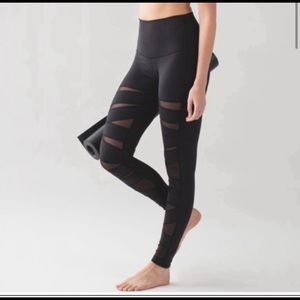 LULULEMON / High Waisted Leggings with mesh design